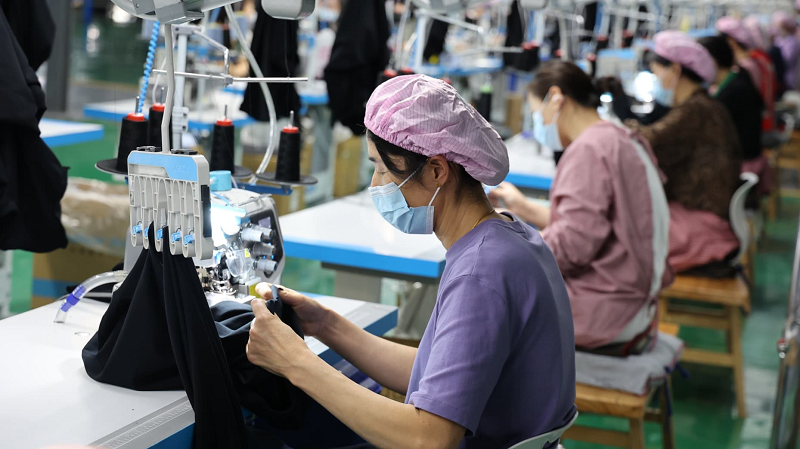 Các nhà máy Trung Quốc dừng sản xuất và tìm kiếm thị trường mới khi thuế quan từ Mỹ bắt đầu gây tác động- Ảnh 1.